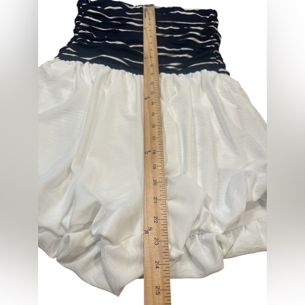 Gilli Romper Size Medium Navy Blue White Striped Pull On Bubble Hem Shorts - Picture 14 of 14